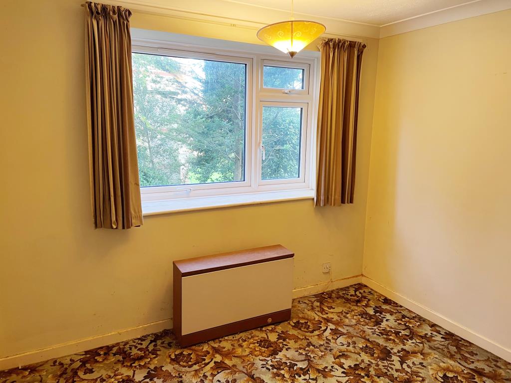 Lot: 32 - FLAT WITH GARAGE AND GARDEN IN NEED OF UPDATING - Second bedroom